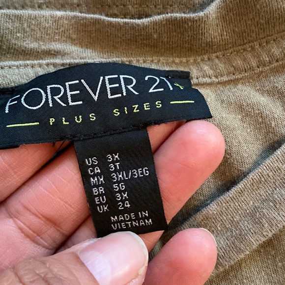 Forever 21 Plus Size V Neck Cutout - Picture 5 of 5